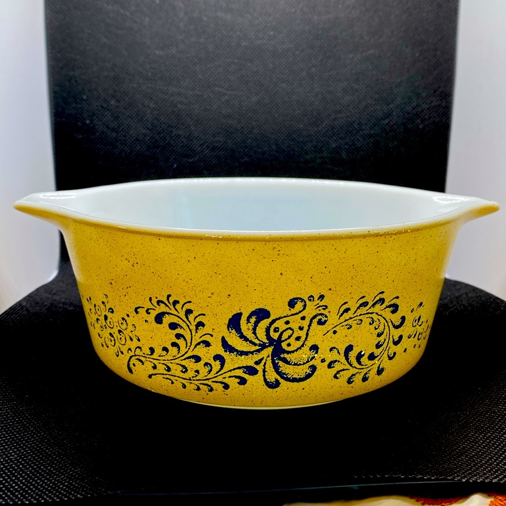 Pyrex vintage homestead casserole dish tan blue 472 B